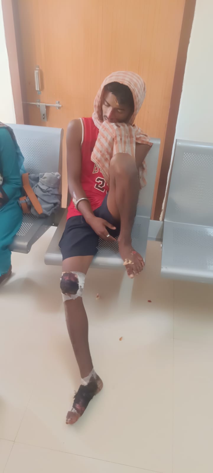 चोटिल हुए चालक युवक की तस्वीर चोटिल हुए चालक युवक की तस्वीर