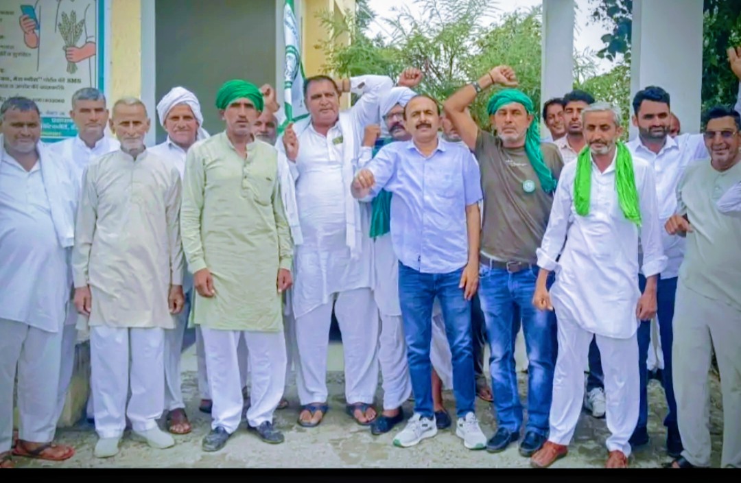 पानीपत इसराना अनाज मंडी में प्रदर्शन करते किसान