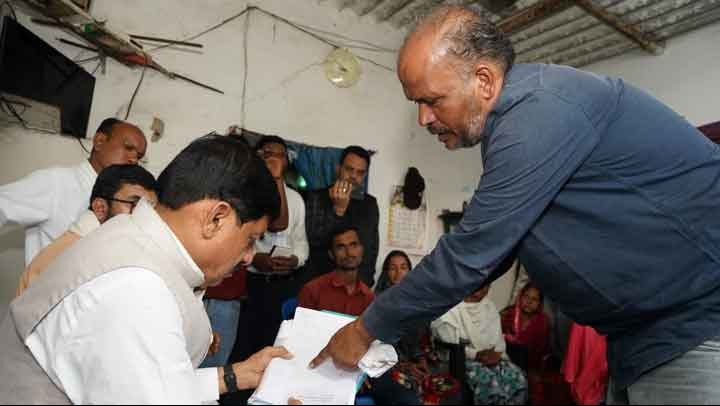 मुख्यमंत्री डॉ. मोहन यादव ने छिंदवाड़ा जिले के परासिया में प्रभावित परिवारों के घर जाकर की मुलाकात