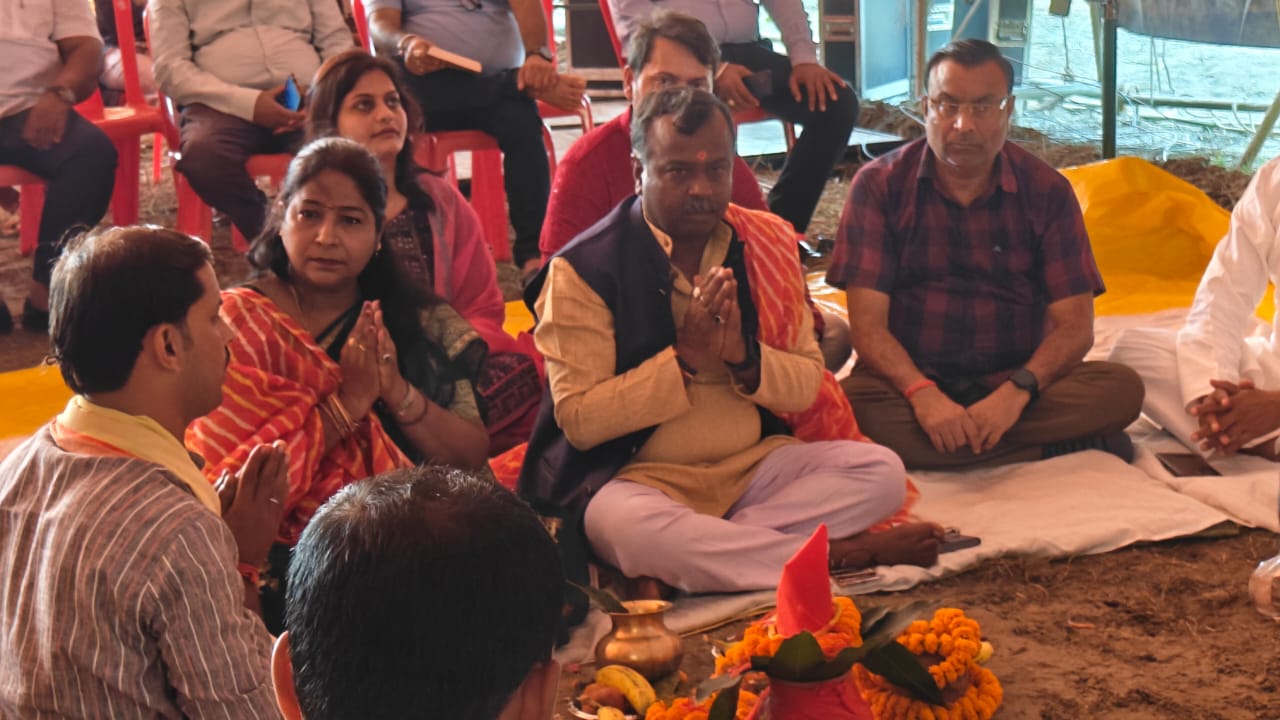 भूमि पूजन करते कुलपति संजीत गुप्त
