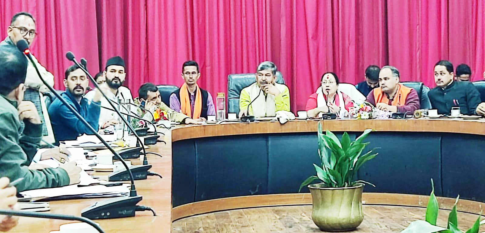 उत्तराखंड पेयजल अनुश्रवण समिति की बैठक में उपाध्यक्ष दिनेश आर्या, जनप्रतिनिधि एवं अधिकारी।
