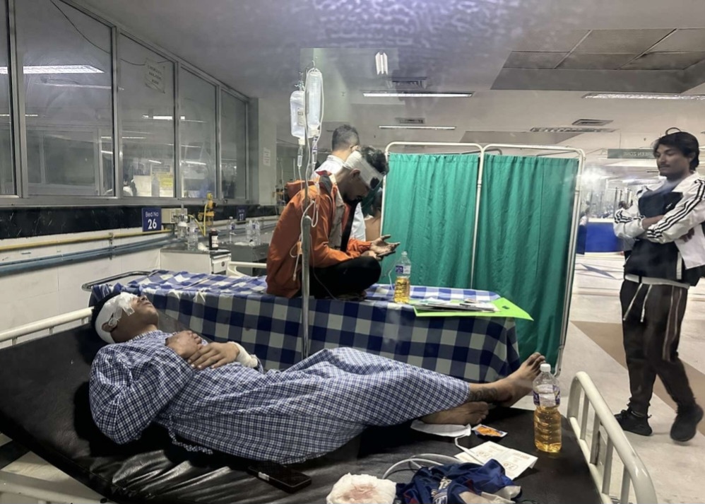 अस्पताल में घायल प्रदर्शनकारी