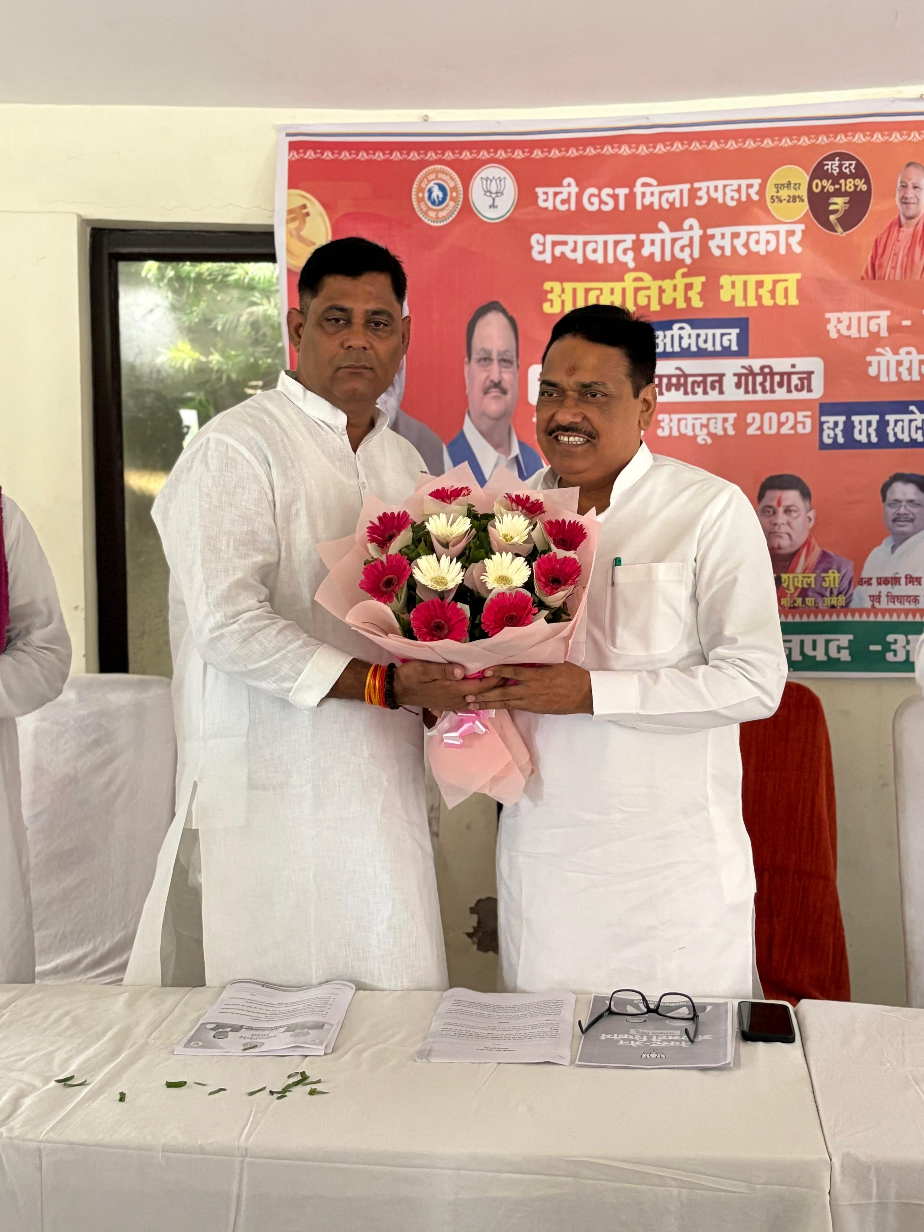 गोविन्द नारायण शुक्ला का स्वागत करते बीजेपी जिलाध्यक्ष