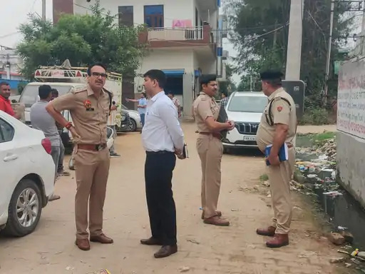 कारोबारी के घर डकैती की छानबीन करने पहुंची पुलिस। कारोबारी के घर डकैती की छानबीन करने पहुंची पुलिस।