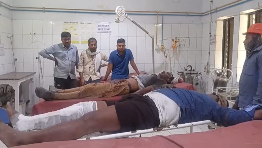 अस्पताल में भर्ती घायल, व पास में खड़े साथी मजदूर व अन्य