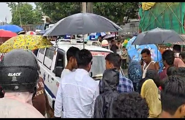 घटनास्थल पर लोगों की भीड़