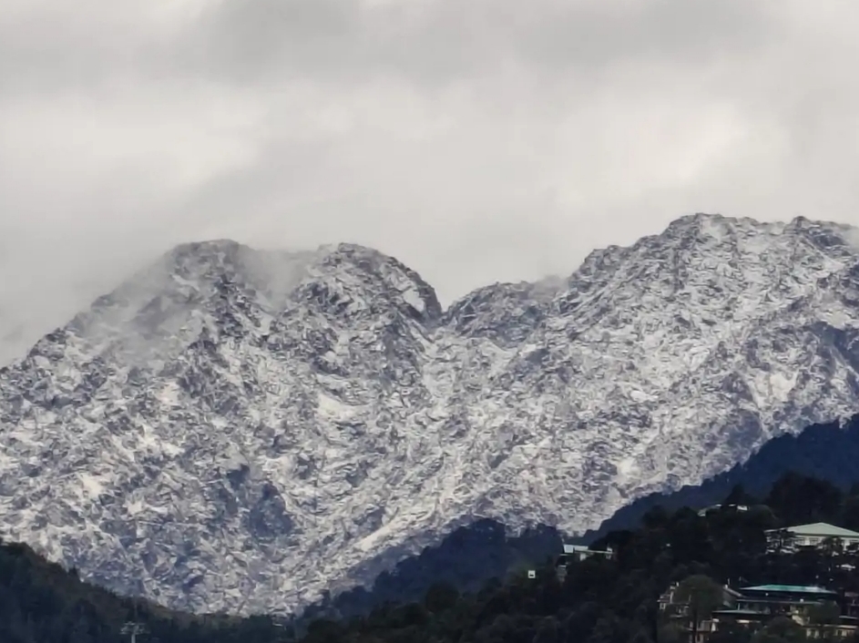 धौलाधार की पहाड़ियां बर्फ से ढकी हुई।