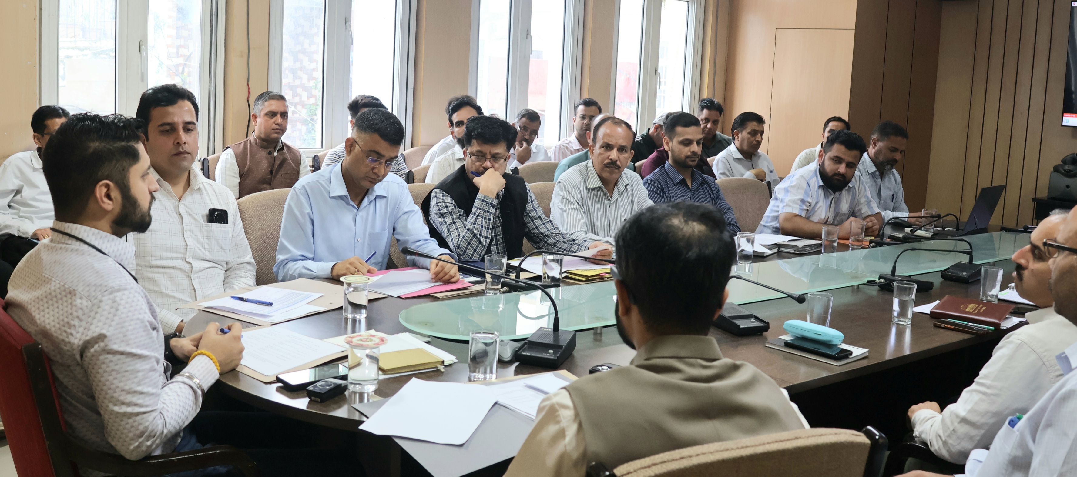 एफसीए समीक्षा बैठक की अध्यक्षता करते हुए उपायुक्त।