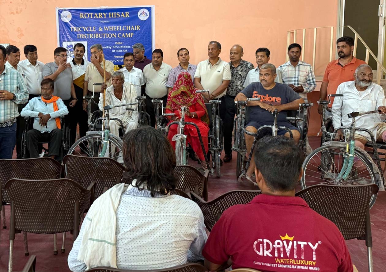 दिव्यांगजनों को ट्राइसाइकिल और व्हीलचेयर प्रदान करते हुए रोटरी हिसार के पदाधिकारी।