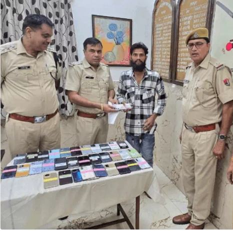 14 लाख रुपये के चोरी के पैतीस मोबाइल फोन बरामद कर असली मालिकों किए सुपुर्द 14 लाख रुपये के चोरी के पैतीस मोबाइल फोन बरामद कर असली मालिकों किए सुपुर्द