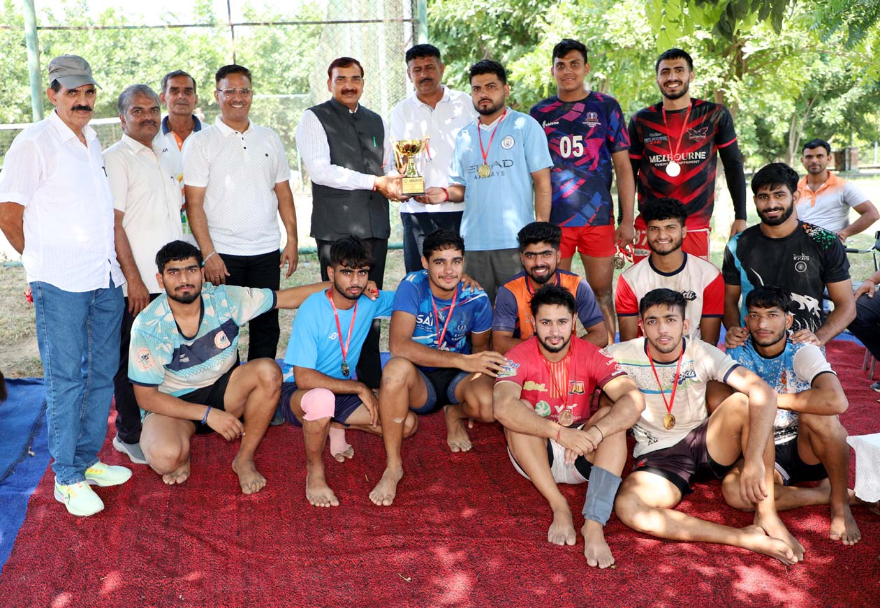 पुरुष विजेता टीम को ट्रॉफी देते कुलपति प्रो. नरसी राम बिश्नोई।