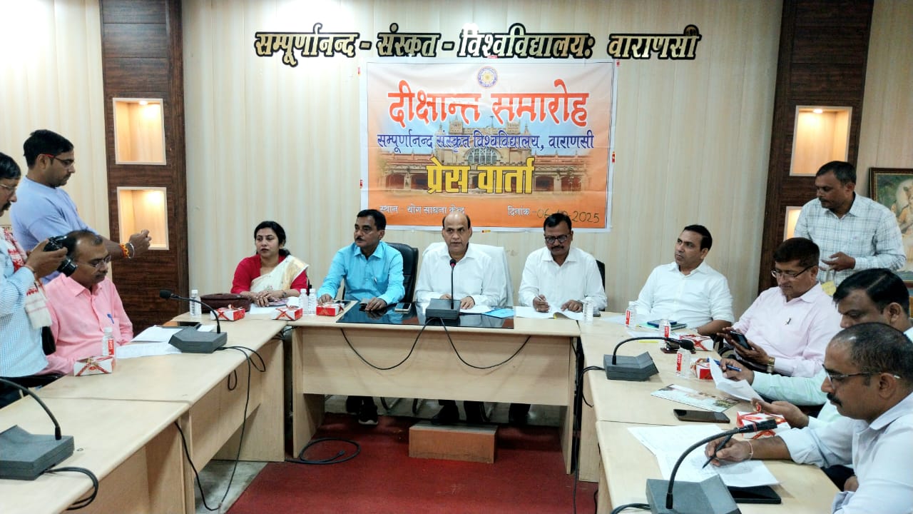 पत्रकार वार्ता में कुलसचिव