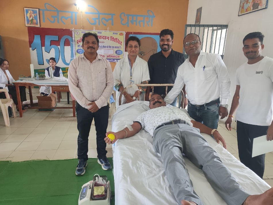 जिला जेल में आयोजित शिविर में रक्तदान करते हुए सहायक जेल अधीक्षक एन के डहरिया। जिला जेल में आयोजित शिविर में रक्तदान करते हुए सहायक जेल अधीक्षक एन के डहरिया।