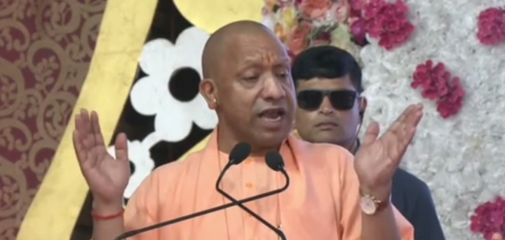 सरोजा पैलेस में बोलते हुए मुख्यमंत्री योगी आदित्यनाथ