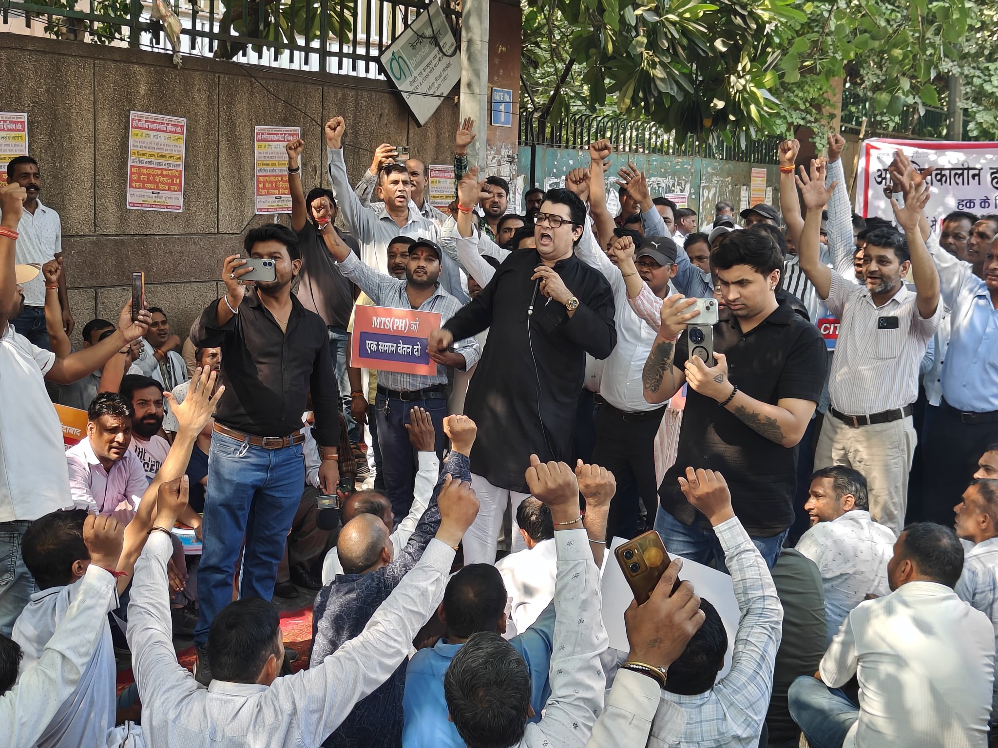 एमसीडी में डीबीसी,सीएफडब्ल्यू और एमटीएस कर्मचारियों के साथ नेता प्रतिपक्ष अंकुश नारंग प्रदर्शन में।