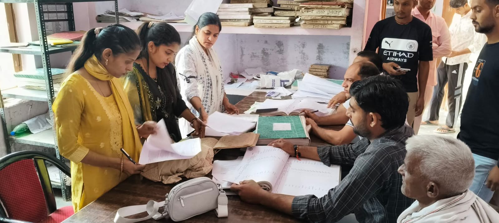 काले बिल्ले लगा काम करते हुए पटवारी।