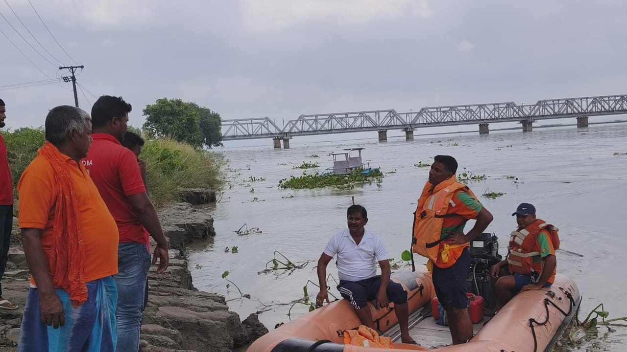 खोजबीन करते हुए लोग
