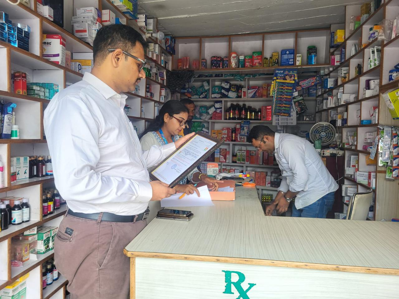 मेडिकल स्टोर का निरीक्षण