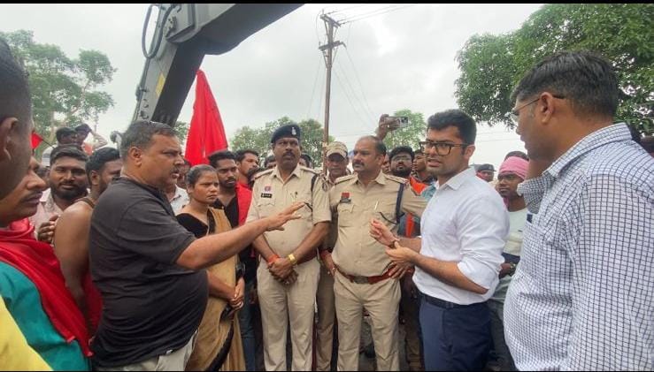 कोरबा : किसान सभा के नेतृत्व में ग्रामीणों ने बंद कराया गेवरा विस्तार और सड़क खोदने का कार्य