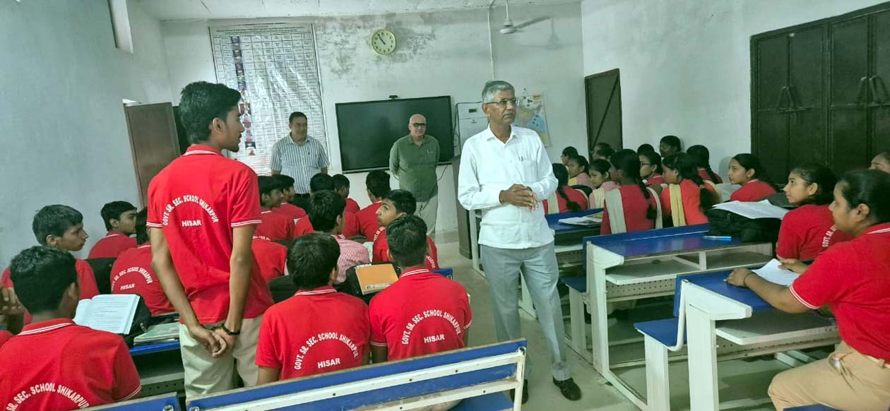 कक्षाओं का निरीक्षण करते खंड शिक्षा अधिकारी।