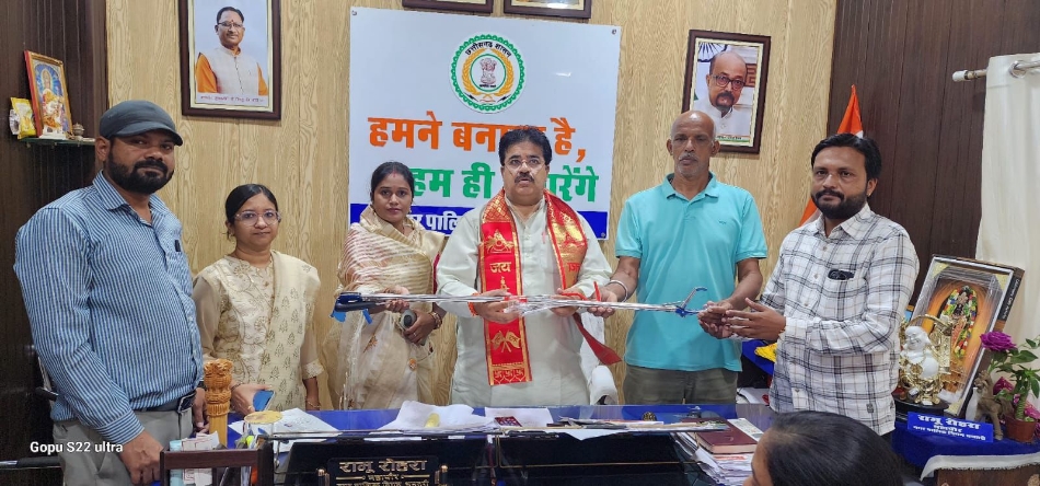 सर्प मित्र सूर्यकांत साहू को किट भेंट करते हुए महापौर रामू रोहरा सहित अन्य जनप्रतिनिधि।