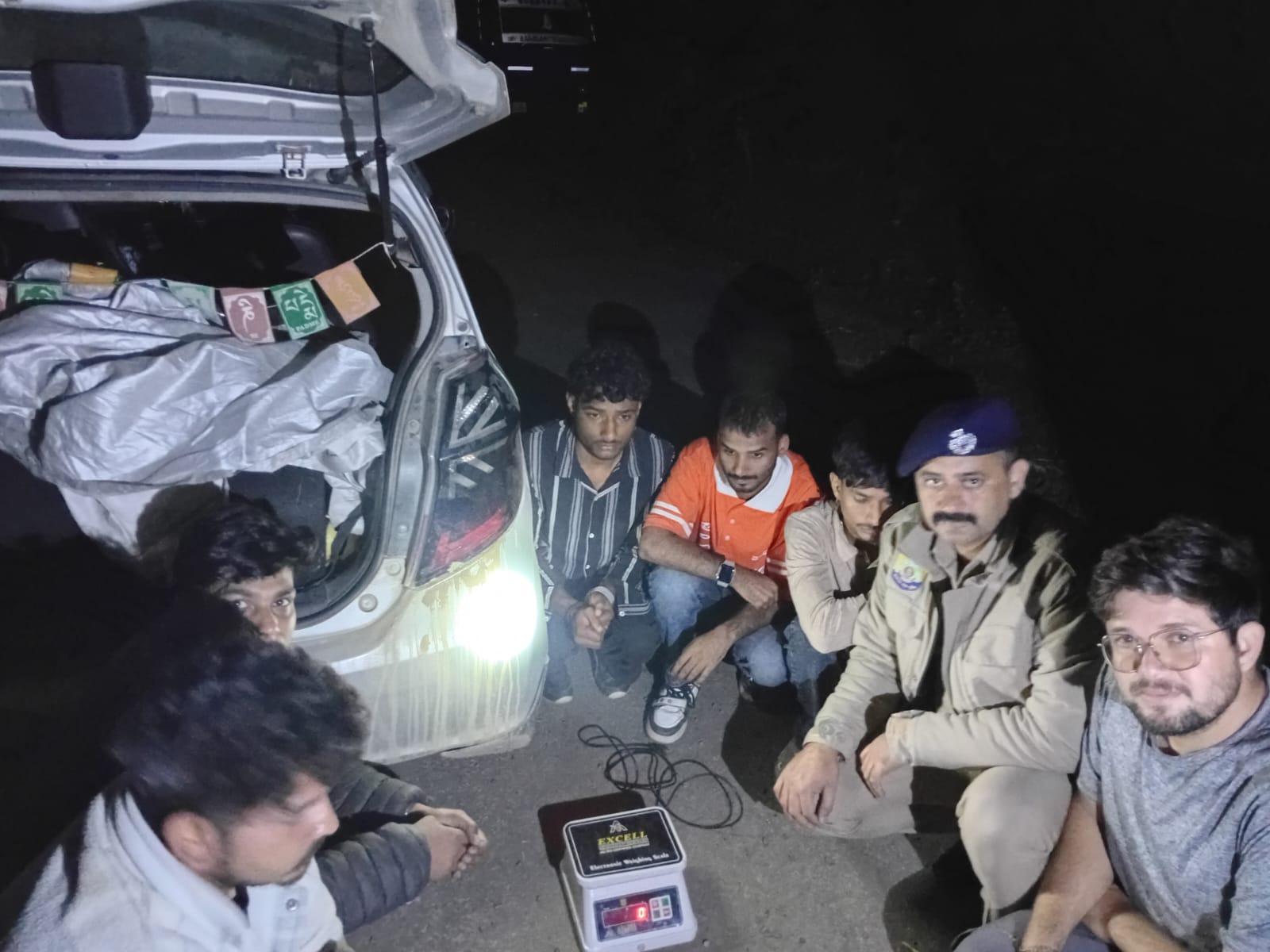चरस के साथ पकड़े गए आरोपी।