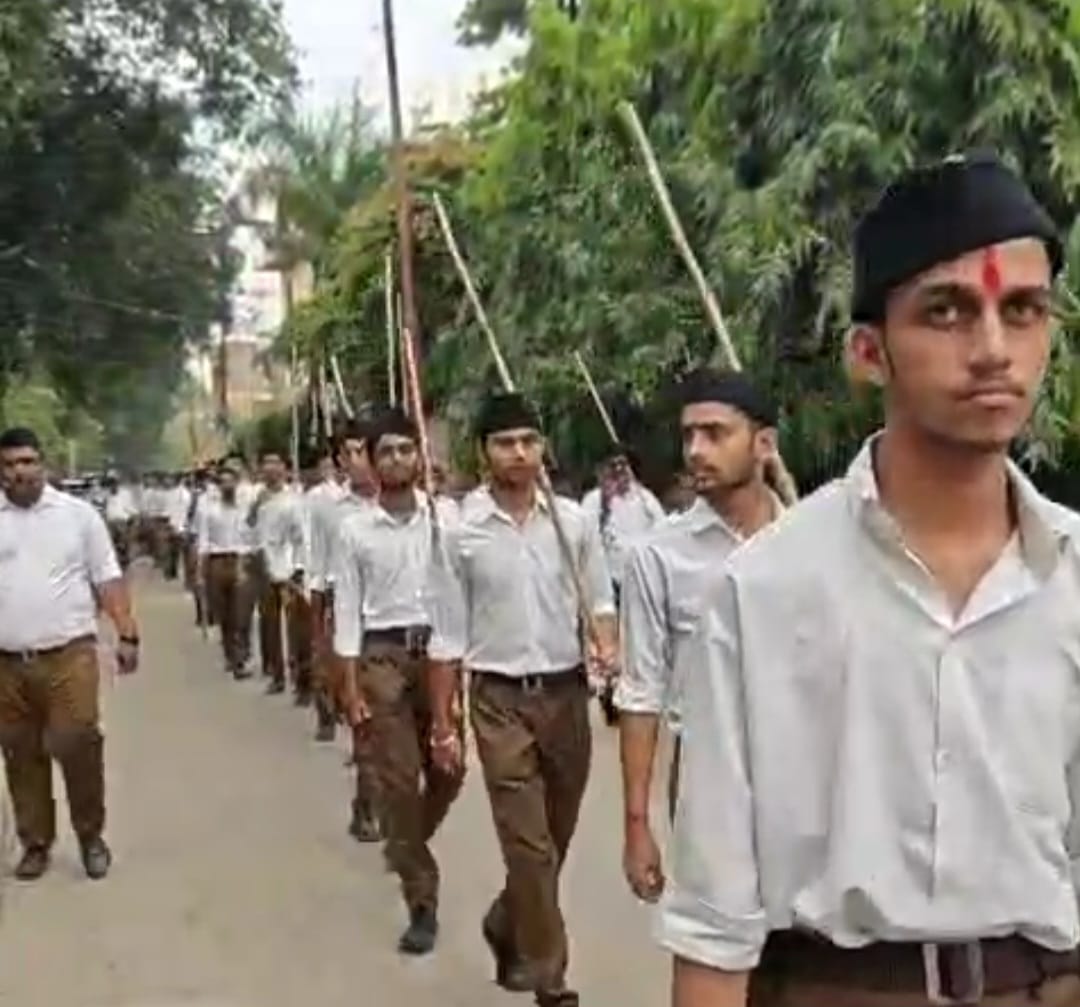 संघ के स्वयंसेवकों का पद संचलन कार्यक्रम का छाया चित्र