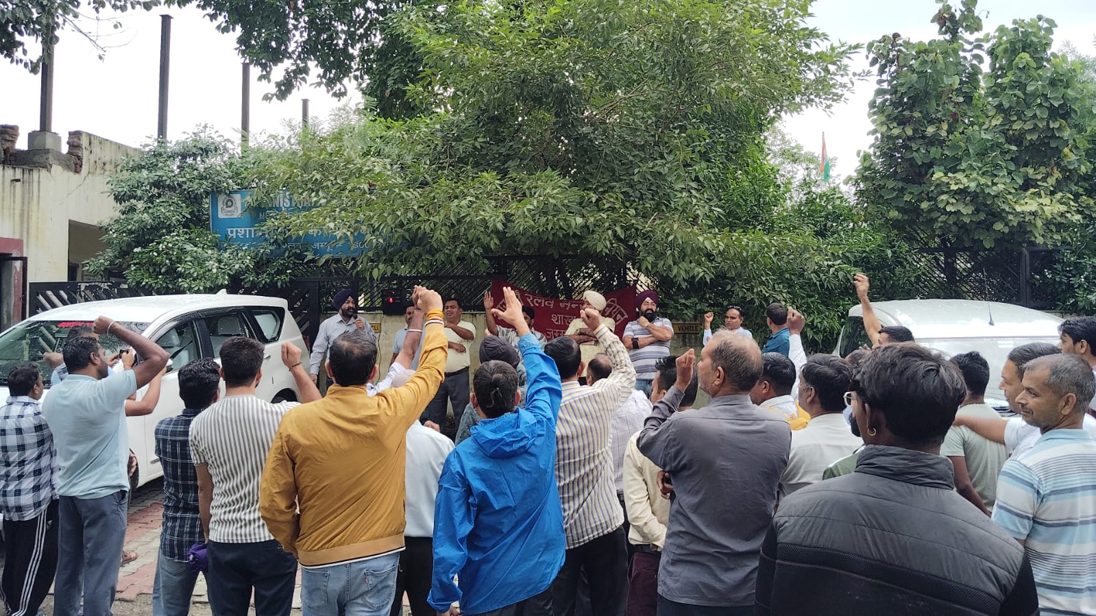 सीनियर डीएसटीई फिरोजपुर के विरोध में नॉर्दर्न रेलवे मेंस यूनियन का प्रदर्शन