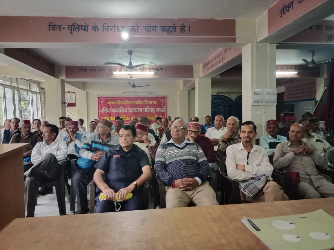 बैठक में मौजूद पैंशनर।