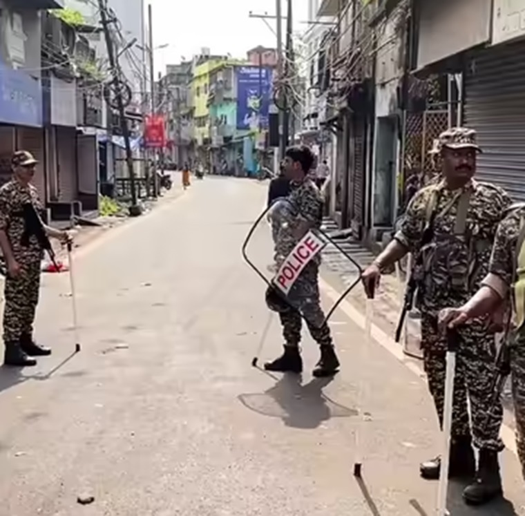 कर्फ्यू लगाने का फैसला वरिष्ठ अधिकारियों ने लिया।