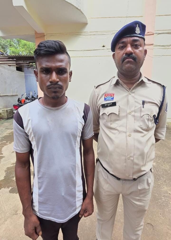 गिरफ्तार आरोपित संजय सोनकर व पुलिस।