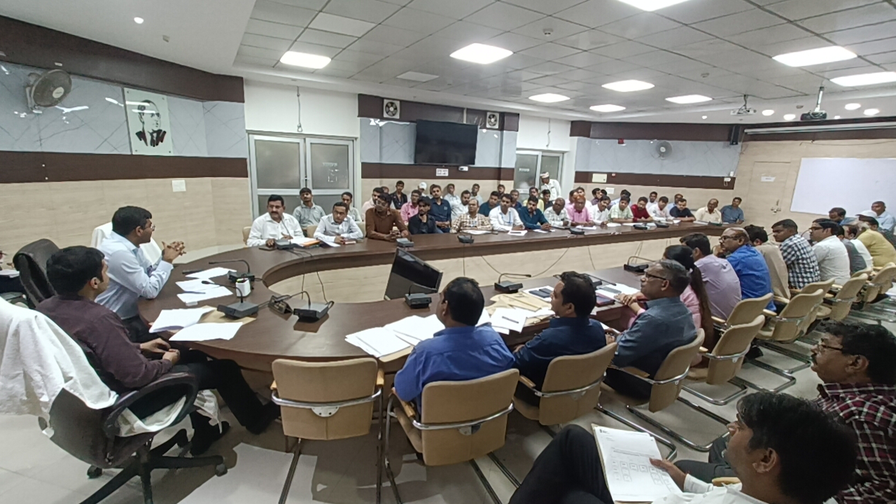 विद्युत व्यवस्था में सुधार लाने के निर्देश: डीएम दीपक मीणा ने अधिकारियों को लगाई फटकार* विद्युत व्यवस्था में सुधार लाने के निर्देश: डीएम दीपक मीणा ने अधिकारियों को लगाई फटकार*
