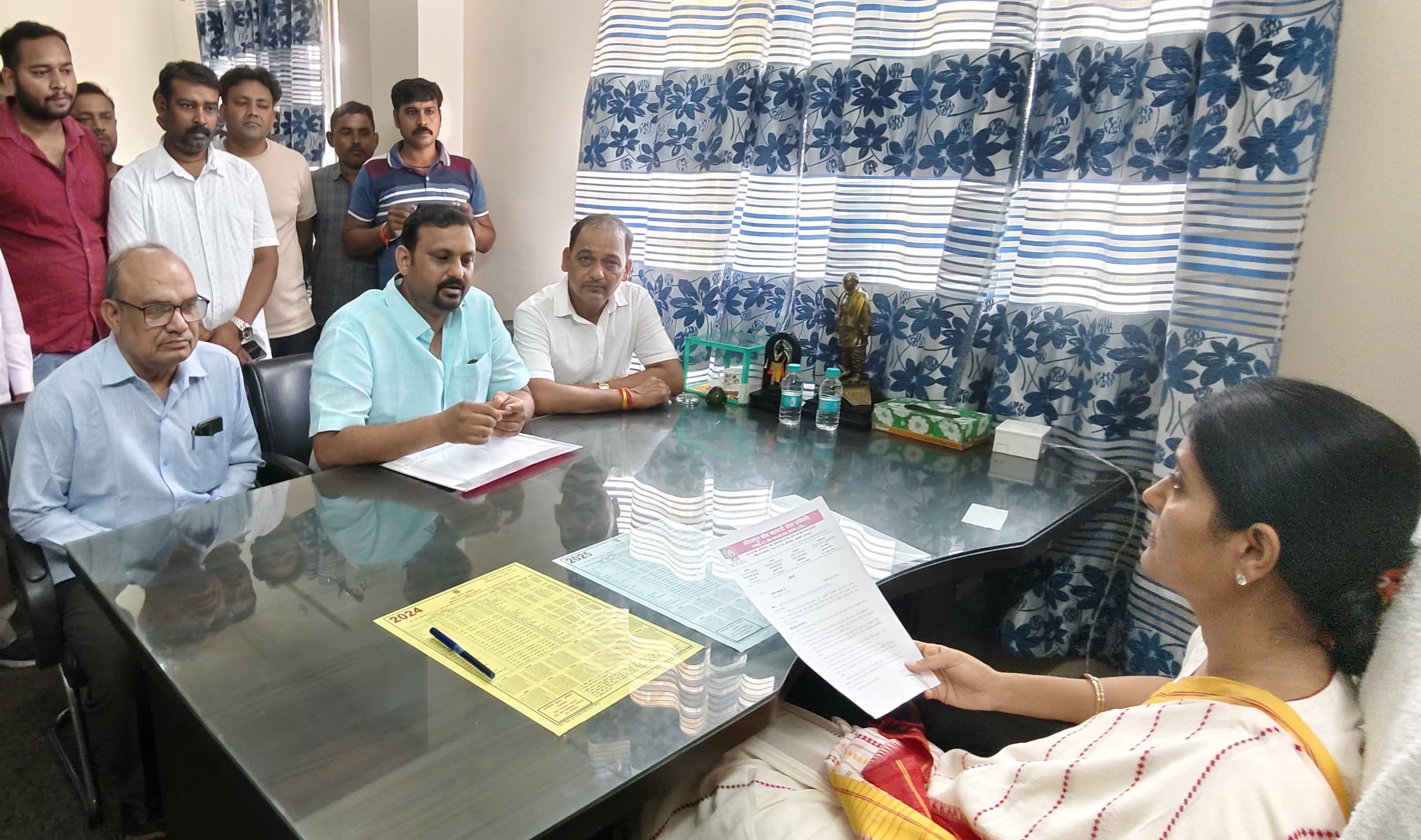 संसदीय जनसंपर्क कार्यालय में आयोजित जनसंवाद कार्यक्रम में आमजन से संवाद करती मंत्री अनुप्रिया पटेल।