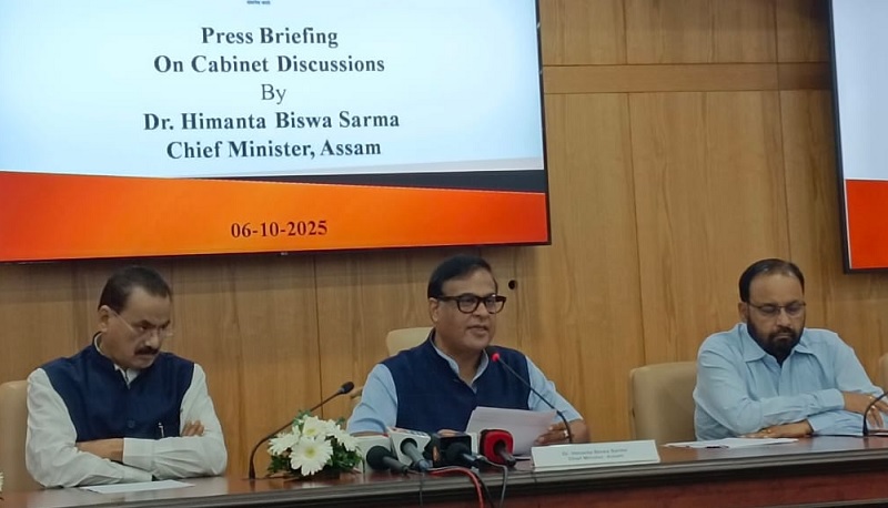 असमः लोक सेवा भवन में कैबिनेट की बैठक के बाद मीडिया को संबोधित करते मुख्यमंत्री डॉ. हिमंत बिस्व सरमा