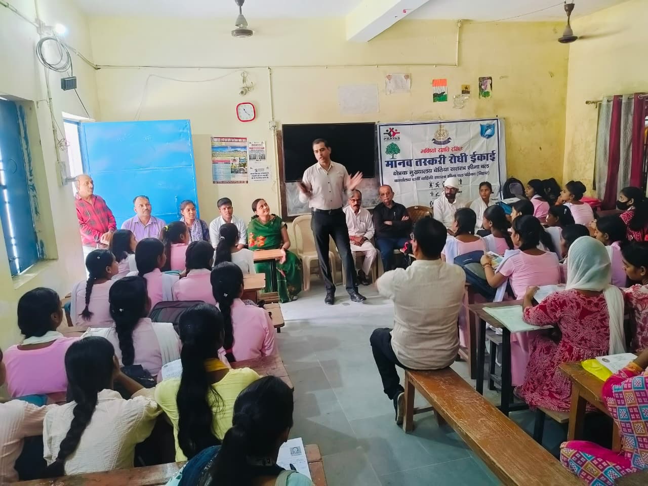बच्चियो को  जागरूक करते एएचटीयू की टीम