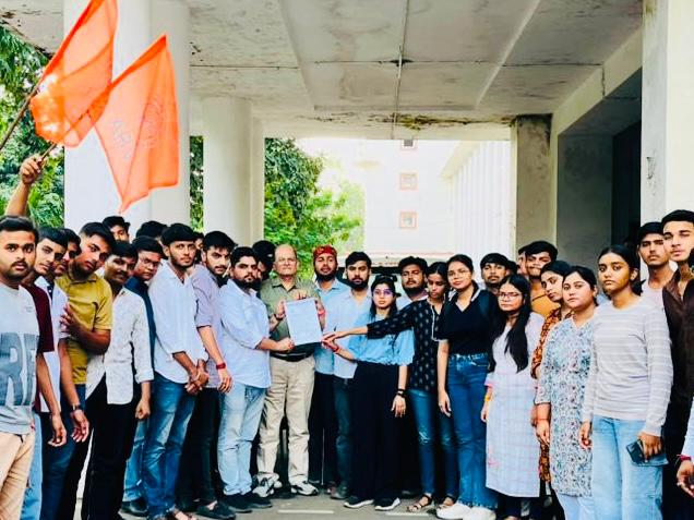 जबलपुर इंजीनियरिंग कॉलेज में एबीवीपी ने किया प्रदर्शन
