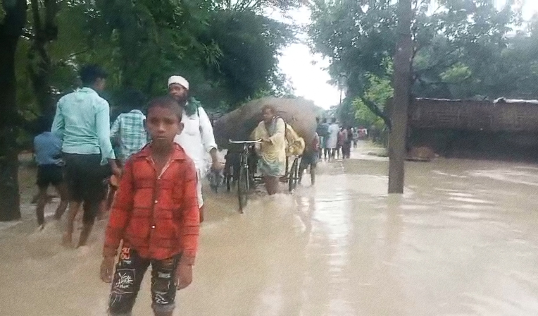 अररिया फोटो:सुरक्षित स्थानों पर जाते ग्रामीण