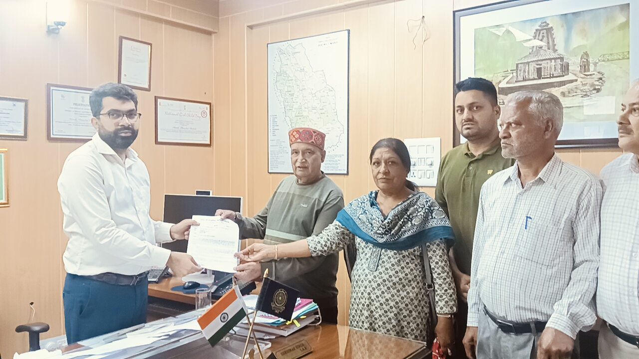 अतिरिक्त उपायुक्त के माध्यम से मुख्यमंत्री को ज्ञापन भेजते हुए ।