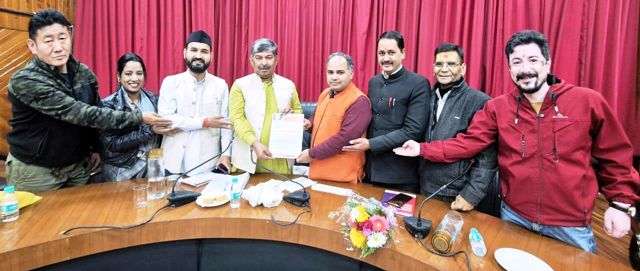 राज्य स्तरीय पेयजल अनुश्रवण परिषद के उपाध्यक्ष दिनेश आर्य को पत्र सोंपते भाजपा नेता।