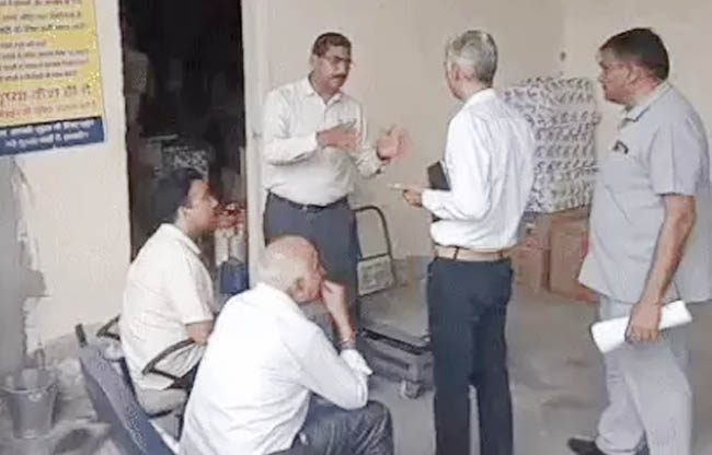 सोनीपत: सीएम फ्लाइंग अधिकारी  लाइसेंस के बिना विस्फोटक पदार्थों के गोदाम की जांच करते हुए