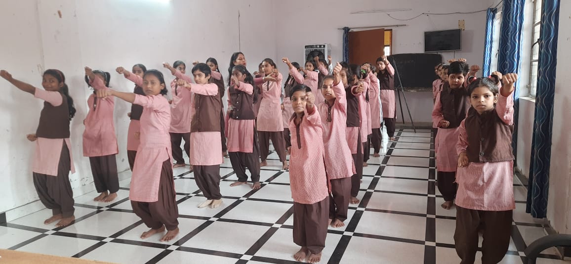 आत्म रक्षा शिविर में प्रशिक्षण लेती छात्राए
