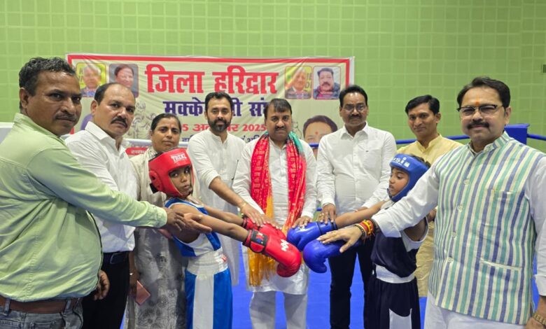 जिला मुक्केबाजी प्रतियोगिता का शुभारंभ करते हुए