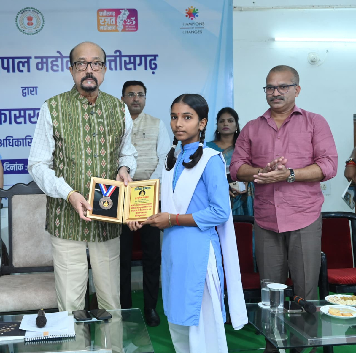 राज्यपाल डेका दसवीं कक्षा में सर्वाेच्च अंक प्राप्त करने पर कुमारी भूमिका  रजवाड़े को प्रशस्ति पत्र देकर सम्मानित करते