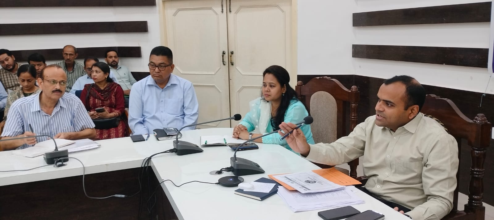 जनसुनवाई करते जिलाधिकारी