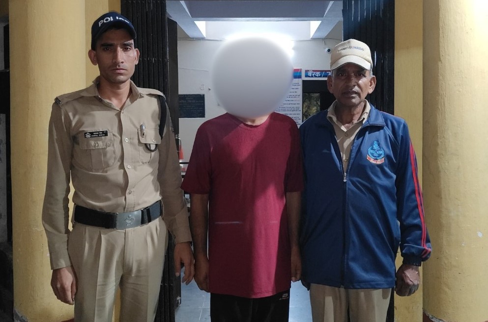 पुलिस की गिरफ्त में आरोपित आर्मी मैन।