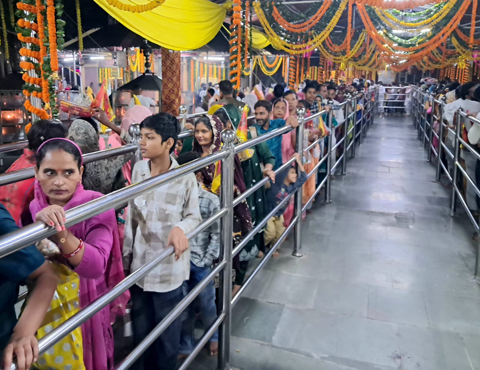 त्रिलोकपुर माता बाला सुंदरी मंदिर पहुंचे 5100 श्रद्धालु ,2621665/ का चढ़ावा त्रिलोकपुर माता बाला सुंदरी मंदिर पहुंचे 5100 श्रद्धालु ,2621665/ का चढ़ावा