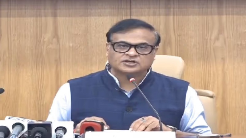 असमः लोक सेवा भवन में मीडिया को संबोधित करते मुख्यमंत्री डॉ. हिमंत बिस्व सरमा