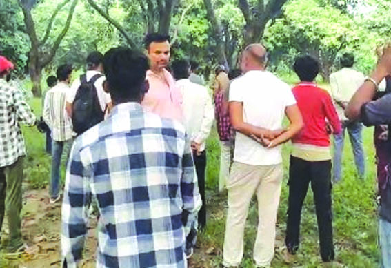 घटनास्थल पर मौजूद भीड़