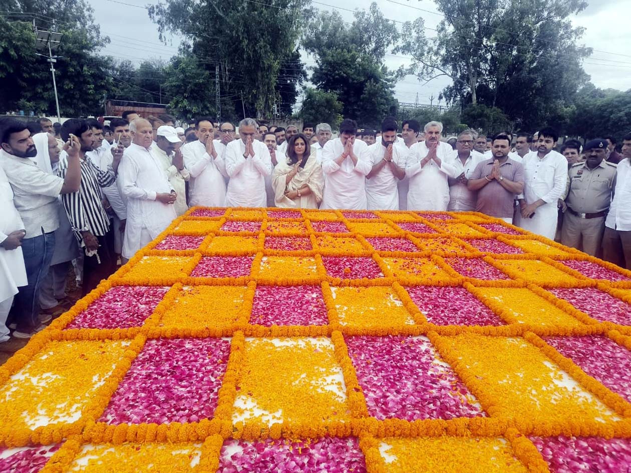 आदमपुर समाधि स्थल पर चौ. भजनलाल को पुष्पांजलि अर्पित करते हुए कुलदीप बिश्नोई व अन्य।
