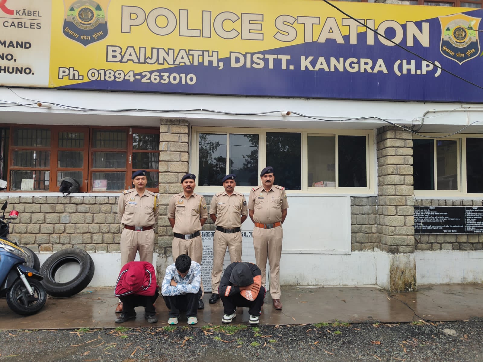 चरस के साथ पकड़े गए आरोपी।